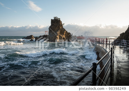 福島縣磐城市:波濤洶湧的波立海岸磐天島的早晨 福島縣磐城市:波濤洶湧的波立海岸磐天島的早晨 98398249