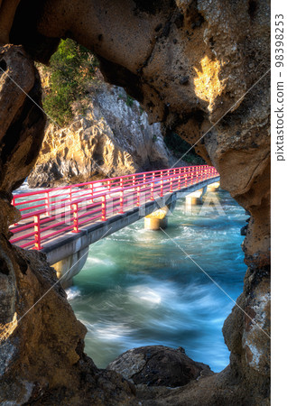 福島縣磐城市：波濤洶湧的波立海岸磐天島的早晨 98398253