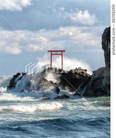Iwaki City, Fukushima Prefecture: A morning on Bentenjima Island on Hatate Beach with turbulent waves 98398260