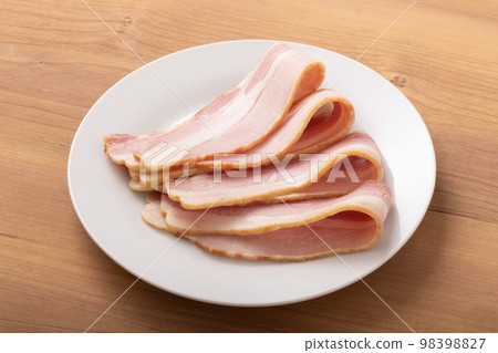 Bacon slices (crunchy bacon) Bacon slices (crunchy bacon) 98398827