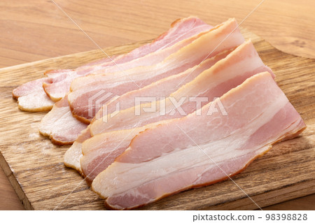 Bacon slices (crunchy bacon) 98398828