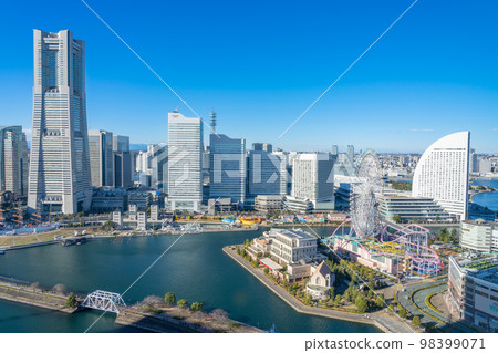 晴朗天氣下的港未來城市景觀 98399071