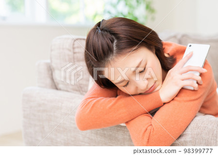 Sleeping woman smartphone Sleeping woman smartphone 98399777