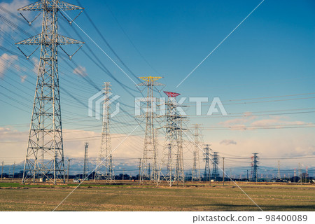各種輸電塔林立的關東平原田野景觀 b-5 增添暖色調 98400089