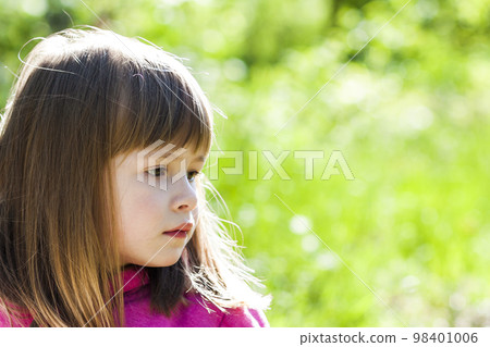 Close-up portrait of face of a little pretty girl 98401006