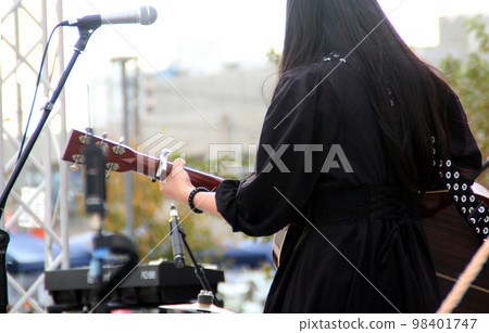 Outdoor female band Outdoor female band 98401747