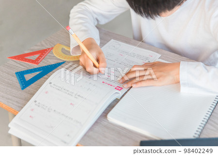 解決數學問題的小學男孩 解決數學問題的小學男孩 98402249