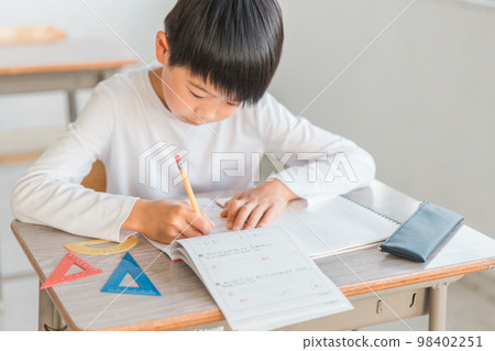 解決數學問題的小學男孩 解決數學問題的小學男孩 98402251