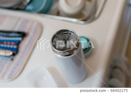 水瓶裡的冰 98402275