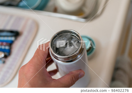 將冰塊放入水瓶中 98402276