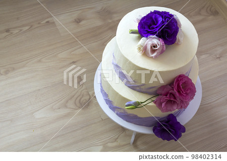 Beautiful wedding cake, close up of cake with flowers 98402314