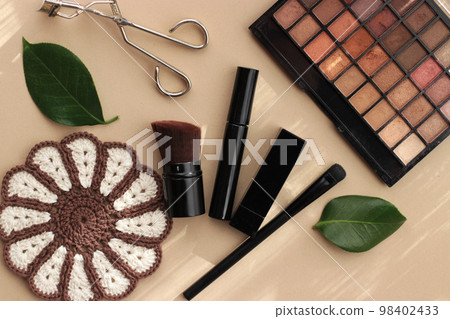 化妝工具和眼影調色板的美容形象 98402433