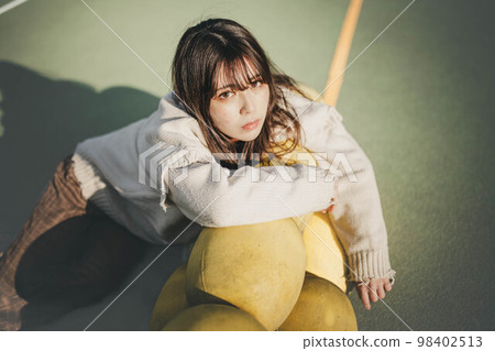 Annuui atmosphere woman posing at the beach 98402513
