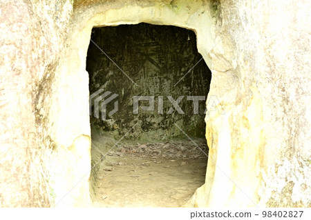 The burial chamber of Yoshimi Hyakuana 98402827