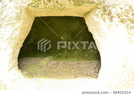 Inside the burial chamber of Yoshimi Hyakuana 98402834