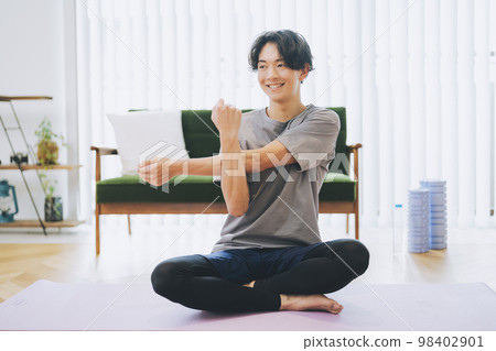 Men training at home 98402901