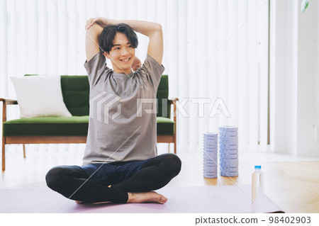 Men training at home 98402903