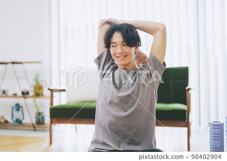 Men training at home 98402904