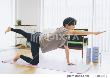 Men training at home 98403017
