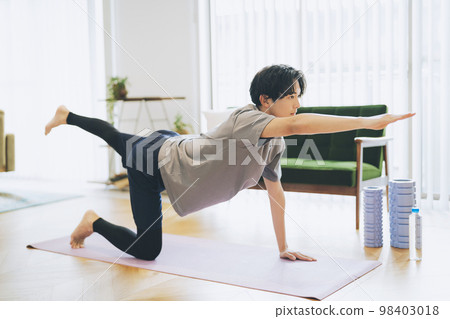 Men training at home 98403018