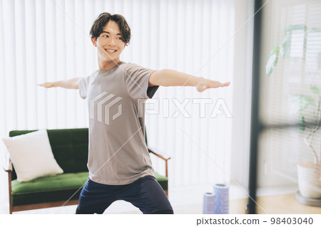 男子在家訓練 98403040