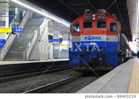 Mugunghwa，韓國鐵路公司 KORAIL 的高級列車，由內燃機車牽引 98403219