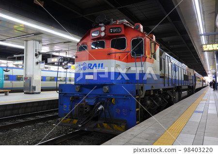 Mugunghwa，韓國鐵路公司 KORAIL 的高級列車，由內燃機車牽引 98403220