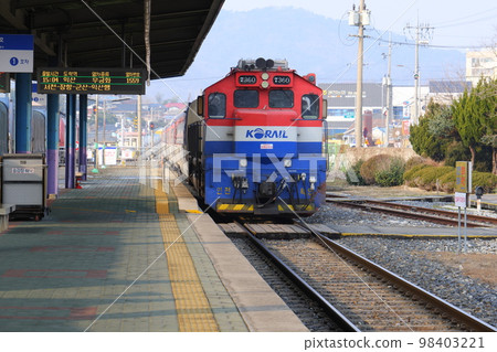 Mugunghwa,韓國鐵路公司 KORAIL 的高級列車,由內燃機車牽引 Mugunghwa,韓國鐵路公司 KORAIL 的高級列車,由內燃機車牽引 98403221