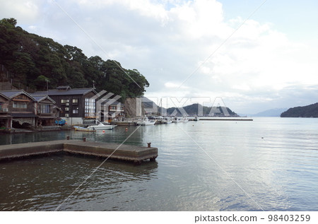 伊根船谷和碼頭的風景_Ineura 伊根船谷和碼頭的風景_Ineura 98403259