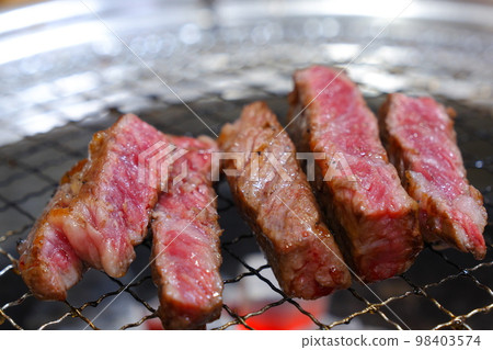 Premium charcoal-grilled beef Premium charcoal-grilled beef 98403574