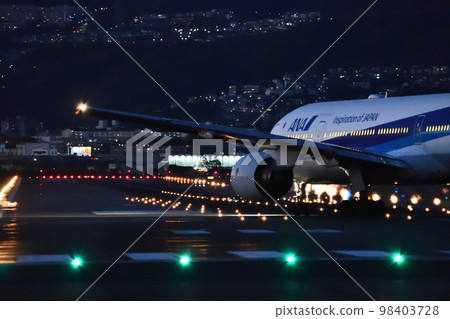 Itami Airport runway Aircraft landing Super telephoto shooting 98403728