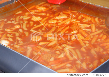 Tteokbokki,一道典型的韓國街頭美食,由甜鹹年糕製成 Tteokbokki,一道典型的韓國街頭美食,由甜鹹年糕製成 98403776
