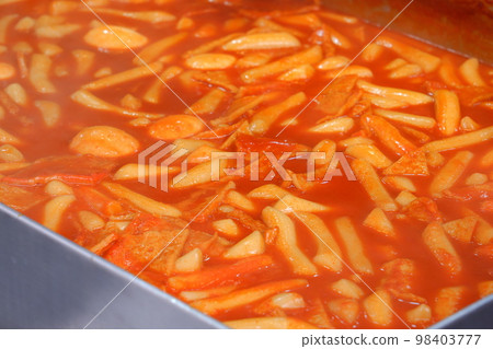 Tteokbokki，一道典型的韓國街頭美食，由甜鹹年糕製成 98403777