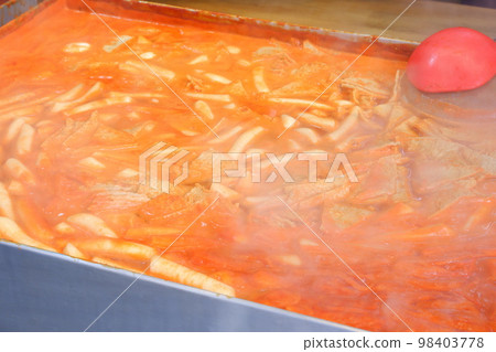 Tteokbokki，一道典型的韓國街頭美食，由甜鹹年糕製成 98403778
