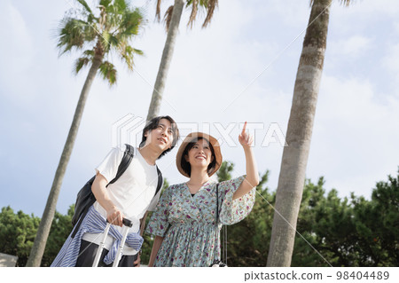 Summer travel/smiling couple image 98404489