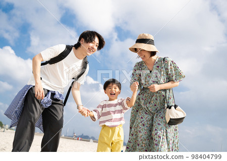 Summer family trip/Family image walking on the beach 98404799