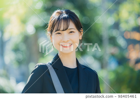 Business woman outdoors 98405461