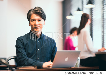 在咖啡館遠程辦公的大叔(50多歲大叔日常系列) 在咖啡館遠程辦公的大叔(50多歲大叔日常系列) 98406186