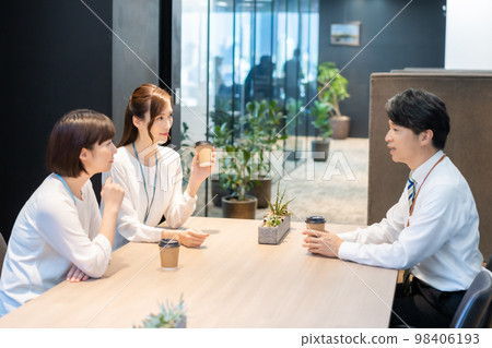 喝咖啡休息的大叔（50多歲大叔日常系列） 98406193