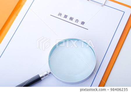 收入報告和放大鏡 98406235