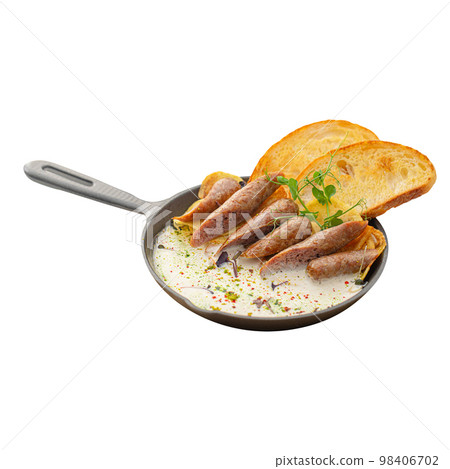 Pan breakfast with sausages and cream sauce 98406702