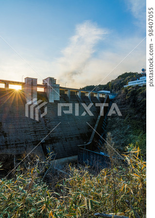 奈良布米水壩的夜景 布米水壩全景 從作為通道的格子窗射出美麗的光線的日落③ 98407055