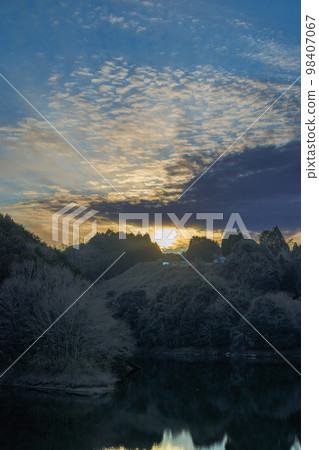 Nunome 大壩夜景 壩湖和水面落日天空的倒影 Nunome 大壩夜景 壩湖和水面落日天空的倒影 98407067