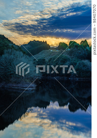 奈良布烏姆水壩的夜景 水壩湖上的落日天空和鏡面般的水面反射的美麗天空 奈良布烏姆水壩的夜景 水壩湖上的落日天空和鏡面般的水面反射的美麗天空 98407070