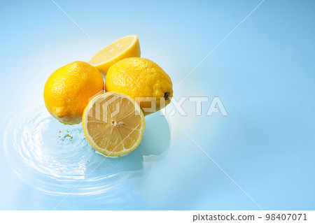 Ripe lemons on a blue background with water splashes. Ripe lemons on a blue background with water splashes. 98407071