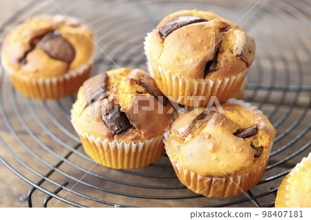Rice flour chocolate muffins with pumpkin kneaded into them - gluten-free treats Rice flour chocolate muffins with pumpkin kneaded into them - gluten-free treats 98407181
