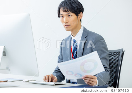 Businessman office PC 98407410