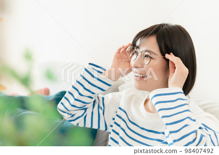 客廳裡戴眼鏡的年輕女人 98407492