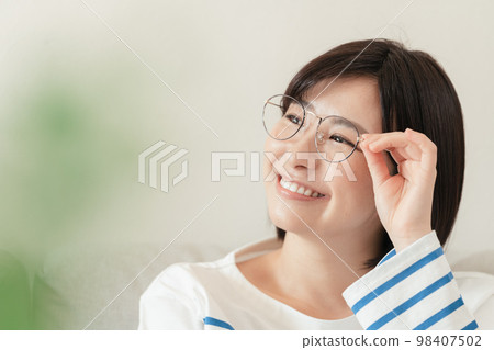 客廳裡戴眼鏡的年輕女人 98407502