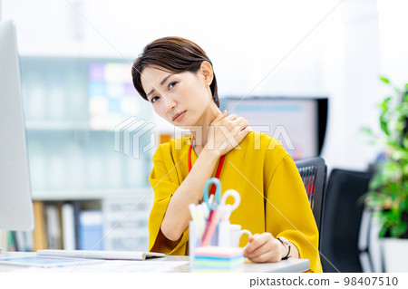 女性僵硬的辦公室 98407510